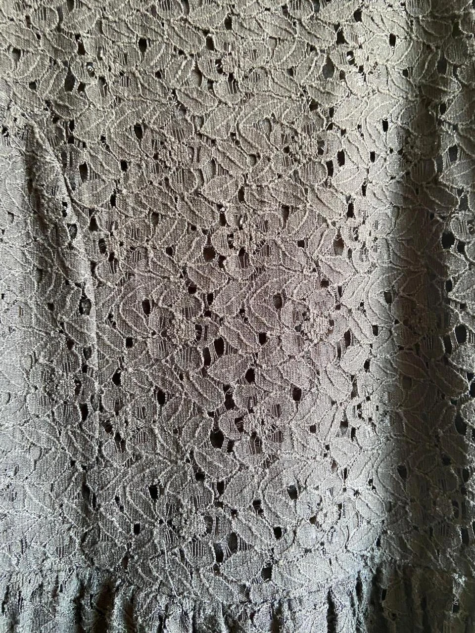 Vestido de encaje negro, cuello con pedrería. Clockhouse. Talla XL – photo 8